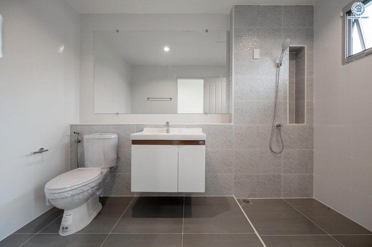 บ้านมือสองตกแต่งใหม่ โครงการ เดอะซิตี้ รัตนาธิเบศร์-แคราย เนื้อที่กว่า 62.4 ตร.ว. พื้นที่ใช้สอย 190.81 ตร.ม. พร้อมฟังก์ชัน 3 ห้องนอน 3 ห้องน้ำ จอดรถได้ 2 คัน บนทำเลศักยภาพ ติดถนนรัตนาธิเบศร์ เชื่อมต่อถนนงามวงศ์วาน, ถนนติวานนท์, ถนนเลี่ยงเมืองนนทบุรี ทำเลใจกลาง 2 เซ็นทรัล ใกล้รถไฟฟ้าสายสีม่วง "สถานีสะพานพระนั่งเกล้า" และจุดขึ้นทางด่วน "งามวงศ์วาน"